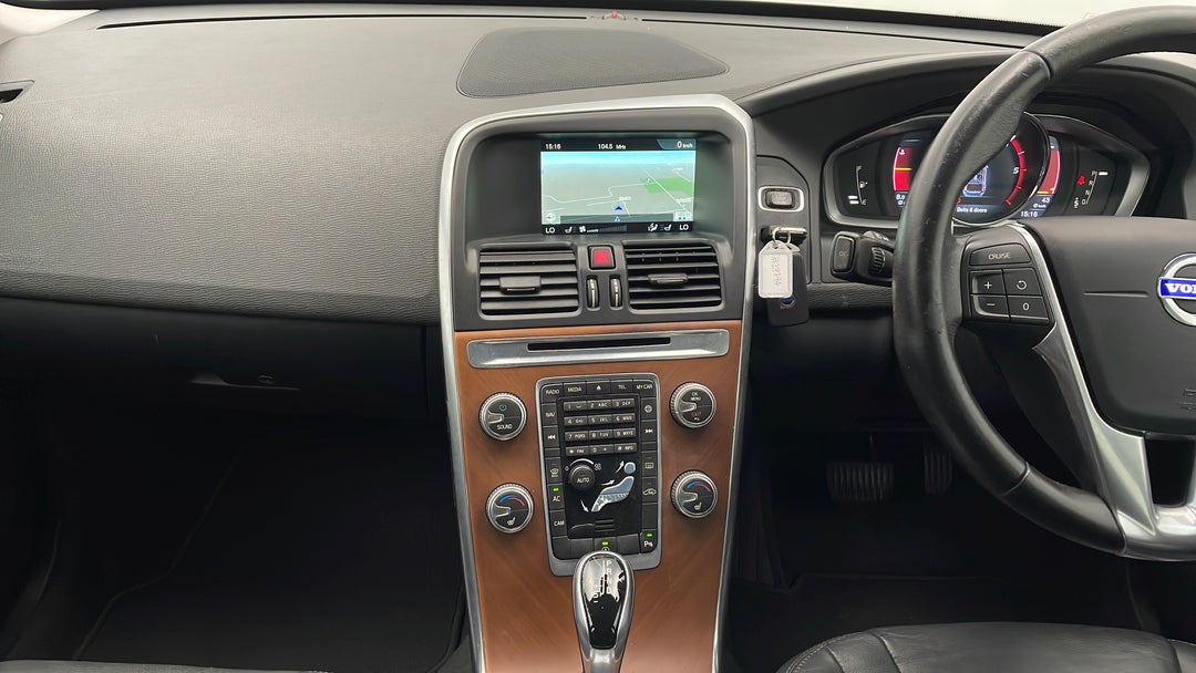 2016 Volvo XC60 D4 Luxury, Automatic, 120991 km, Center Console