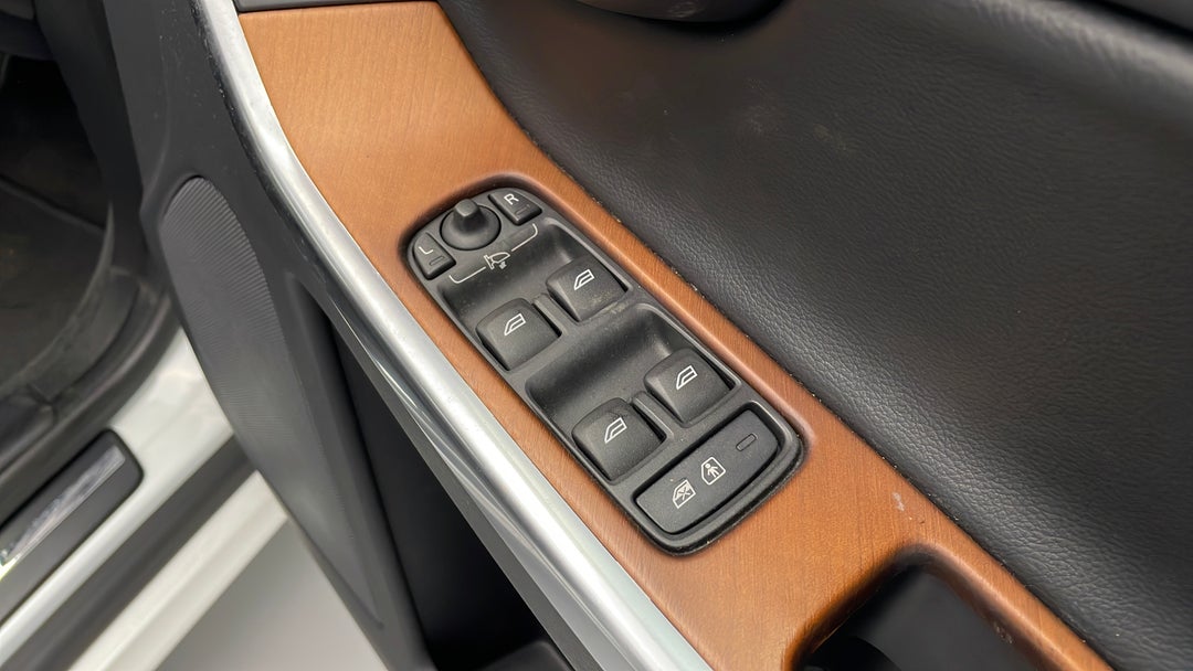 2016 Volvo XC60 D4 Luxury, Automatic, 120991 km, Drivers Side Door Panel Controls