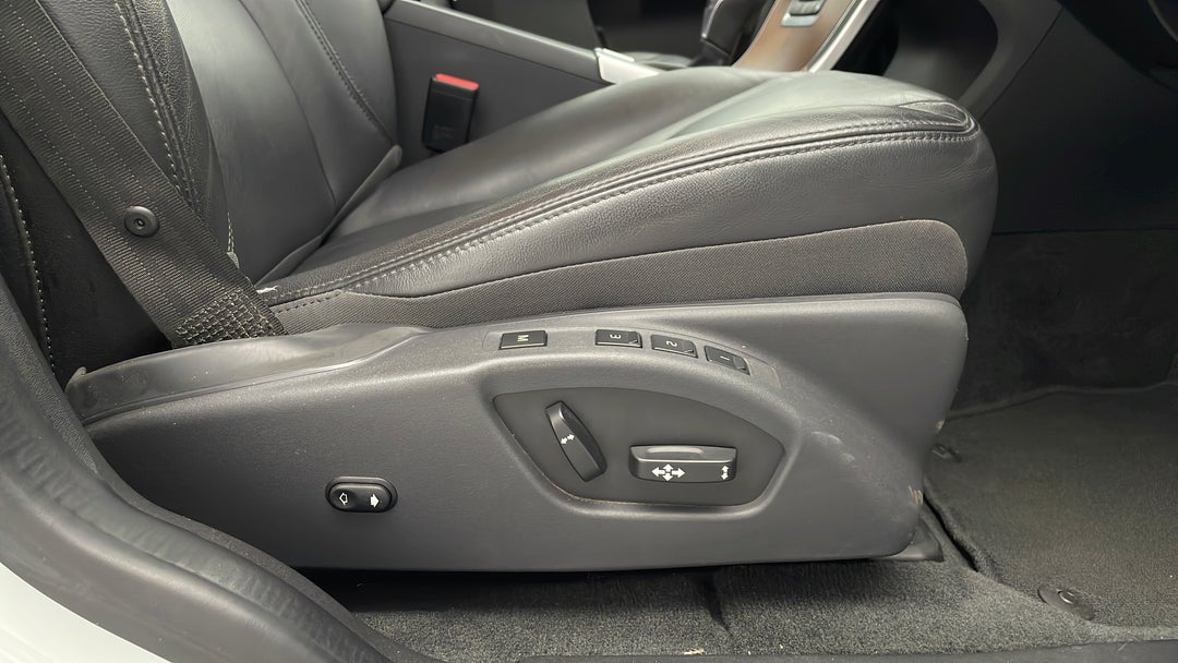 2016 Volvo XC60 D4 Luxury, Automatic, 120991 km, Drivers Side Adjustment Panel