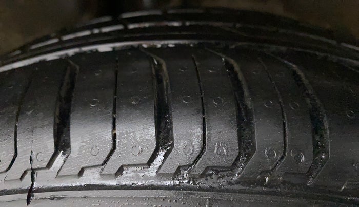 2015 Volkswagen Vento HIGHLINE PETROL AT, Petrol, Automatic, 71,330 km, Right Rear Tyre Tread