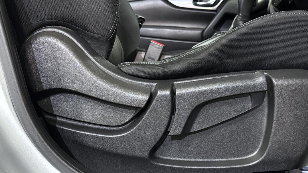2017 Nissan X-trail St (FWD), Automatic, 90708 km, Drivers Side Adjustment Panel