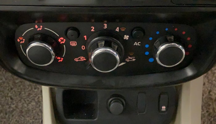 2014 Nissan Terrano XV D THP PREMIUM 110 PS, Diesel, Manual, 1,08,497 km, AC Unit - Rear defogger not working