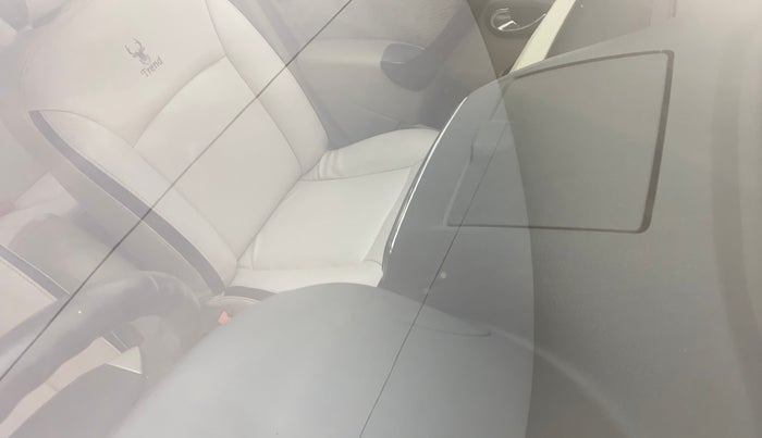 2014 Nissan Terrano XV D THP PREMIUM 110 PS, Diesel, Manual, 1,08,497 km, Front windshield - Minor spot on windshield