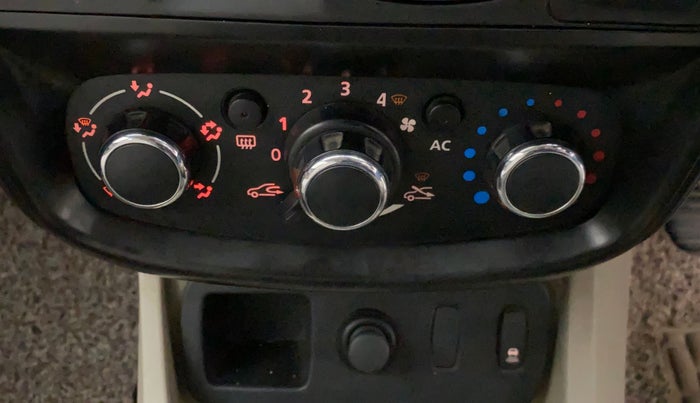 2014 Nissan Terrano XV D THP PREMIUM 110 PS, Diesel, Manual, 1,08,497 km, AC Unit - Directional switch has minor damage
