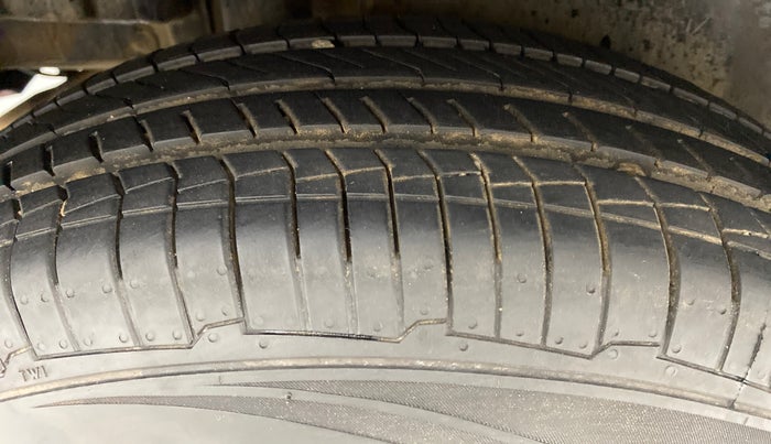 2014 Maruti Swift VXI D, Petrol, Manual, 45,721 km, Right Rear Tyre Tread