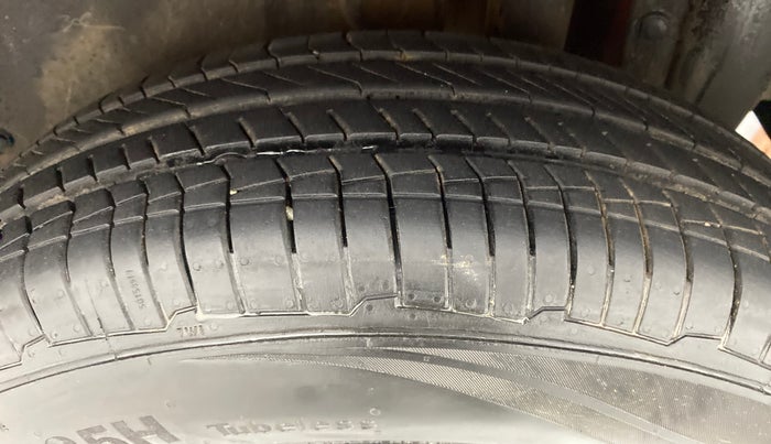 2014 Maruti Swift VXI D, Petrol, Manual, 45,721 km, Left Rear Tyre Tread