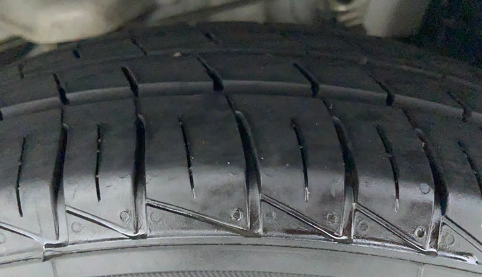 2017 Hyundai Eon ERA +, Petrol, Manual, 25,827 km, Left Rear Tyre Tread
