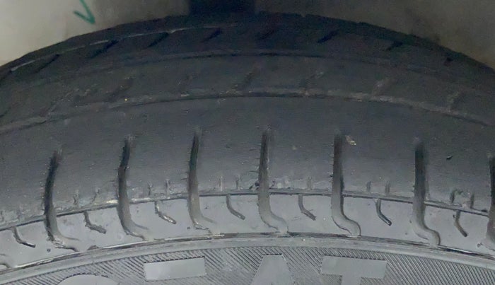 2017 Hyundai Eon ERA +, Petrol, Manual, 25,827 km, Left Front Tyre Tread