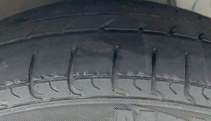 2017 Hyundai Eon ERA +, Petrol, Manual, 25,827 km, Right Front Tyre Tread