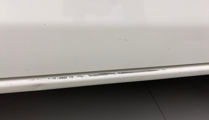 2015 Toyota Etios Liva GD, Diesel, Manual, 99,225 km, Right running board - Paint is slightly faded