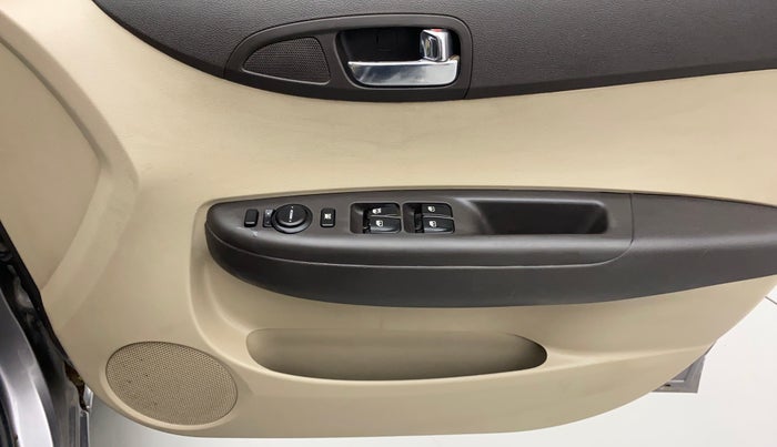 2014 Hyundai i20 SPORTZ 1.2, Petrol, Manual, 97,072 km, Driver Side Door Panels Control
