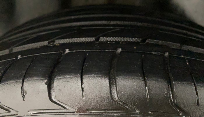 2017 Volkswagen Polo COMFORTLINE 1.2L, Petrol, Manual, 61,546 km, Right Rear Tyre Tread