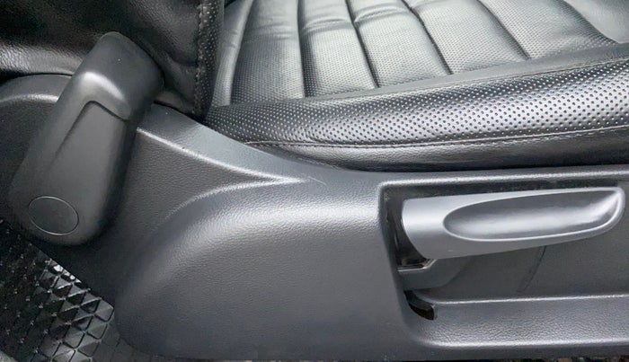 2017 Volkswagen Polo COMFORTLINE 1.2L, Petrol, Manual, 61,546 km, Driver Side Adjustment Panel