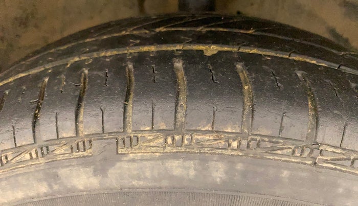 2011 Maruti Swift VXI, Petrol, Manual, 1,02,814 km, Right Front Tyre Tread