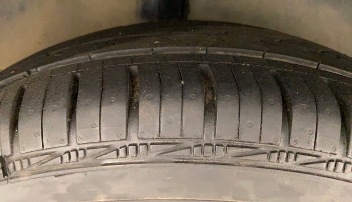 2011 Maruti Swift VXI, Petrol, Manual, 1,02,874 km, Right Rear Tyre Tread