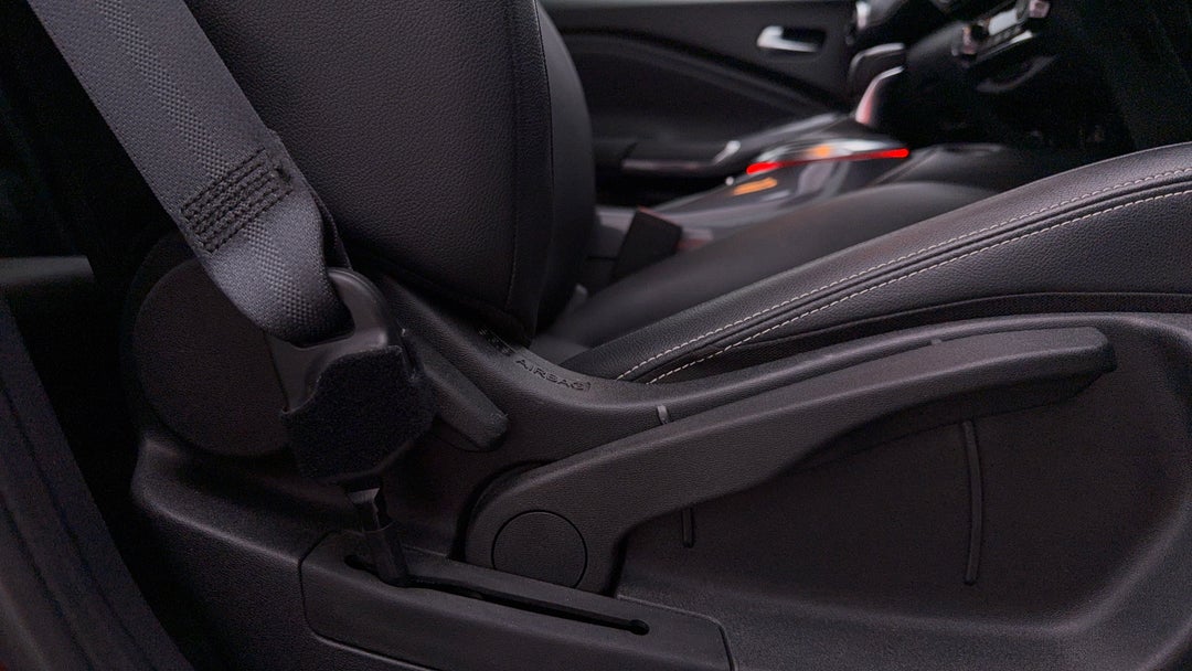 2023 Nissan Juke St-l, Automatic, 63341 km, Drivers Side Adjustment Panel