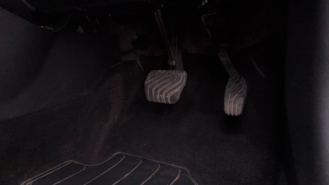 2023 Nissan Juke St-l, Automatic, 63341 km, Pedals and Footmat