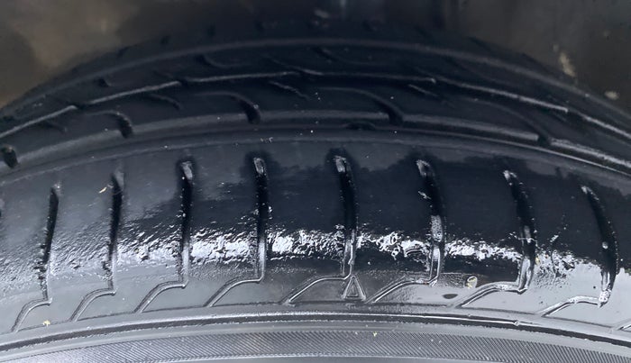 2014 Maruti Alto K10 VXI P, Petrol, Manual, 33,955 km, Left Front Tyre Tread
