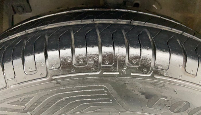 2012 Maruti Swift VXI D, Petrol, Manual, 34,305 km, Left Front Tyre Tread