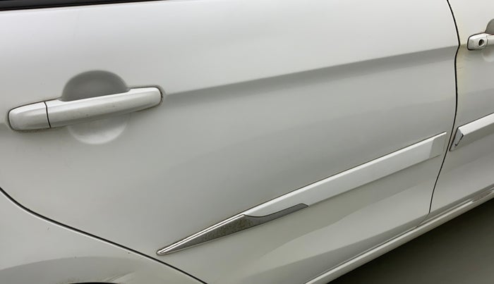 2016 Maruti Ciaz VXI, Petrol, Manual, 1,23,772 km, Right rear door - Paint has faded