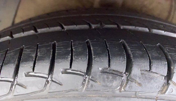 2014 Hyundai Xcent SX 1.2 OPT, Petrol, Manual, 87,378 km, Right Rear Tyre Tread
