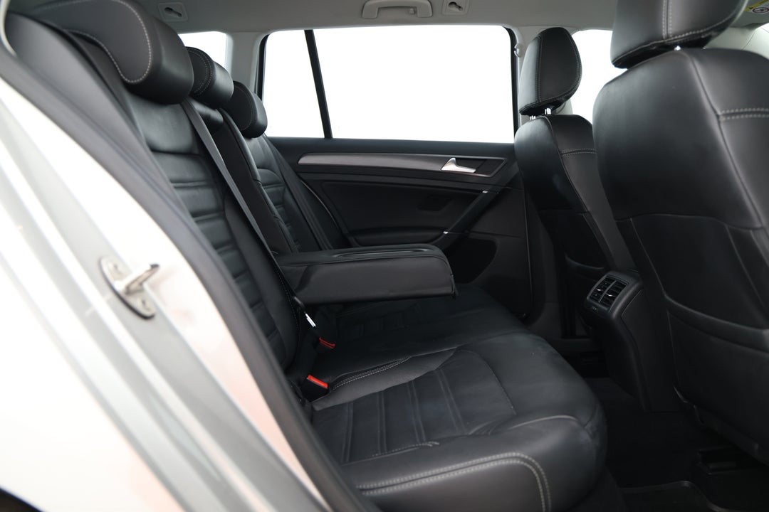 2018 Volkswagen Golf 110 Tsi Comfortline, Automatic, 84471 km, Right Side Rear Door Cabin View