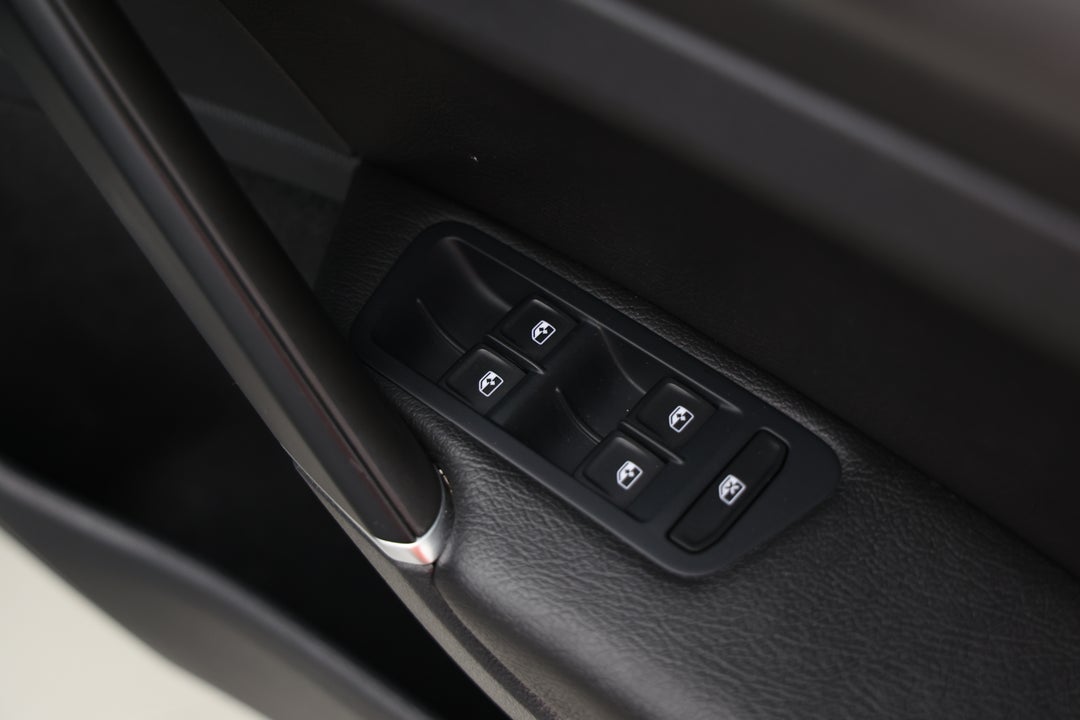 2018 Volkswagen Golf 110 Tsi Comfortline, Automatic, 84471 km, Drivers Side Door Panel Controls