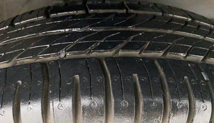 2014 Maruti Ritz VXI BS IV, Petrol, Manual, Right Front Tyre Tread