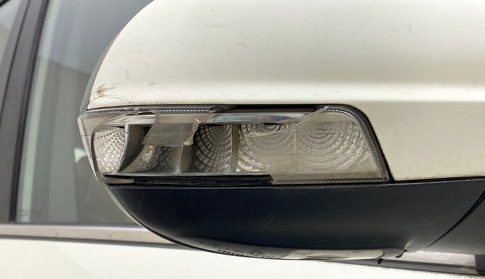 2019 Mahindra XUV500 W11(O), Diesel, Manual, 53,937 km, Right rear-view mirror - Indicator light has minor damage