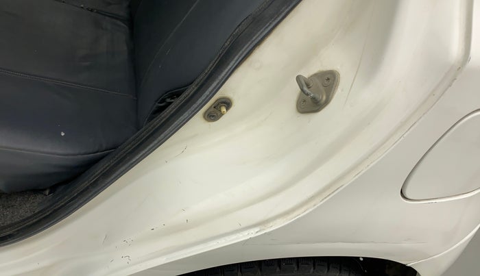 2015 Toyota Etios Liva G, Petrol, Manual, 56,351 km, Left C pillar - Minor scratches
