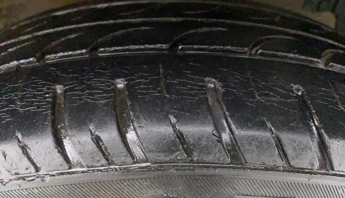 2013 Maruti Swift Dzire VDI BS IV, Diesel, Manual, 75,502 km, Right Front Tyre Tread