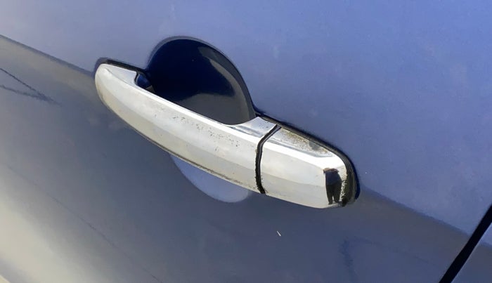 2017 Maruti Ciaz DELTA 1.4 MT PETROL, Petrol, Manual, 48,812 km, Rear left door - Chrome on handle has slight discoularation
