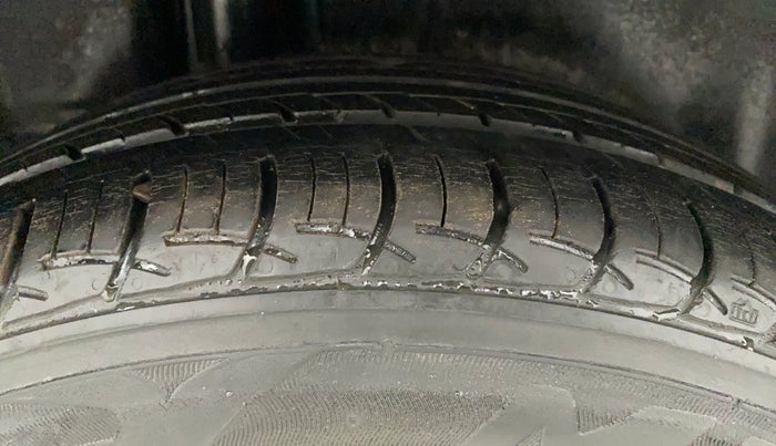 2017 Maruti Ciaz DELTA 1.4 MT PETROL, Petrol, Manual, 48,565 km, Right Rear Tyre Tread