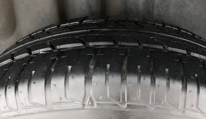 2016 Volkswagen Ameo COMFORTLINE 1.2, Petrol, Manual, 65,306 km, Right Rear Tyre Tread