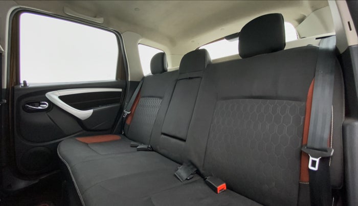 2014 Renault Duster RXZ 110 4WD, Diesel, Manual, 74,012 km, Right Side Rear Door Cabin