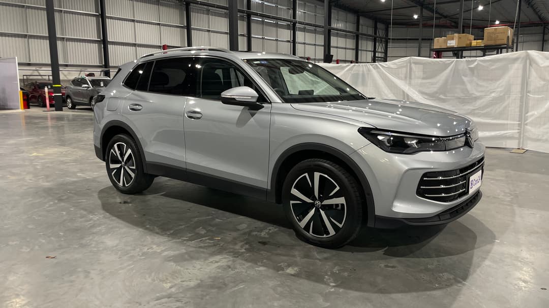 2025 Volkswagen Tiguan 150tsi Elegance, Automatic, 7400 km, Right Front Diagonal (45- Degree) View