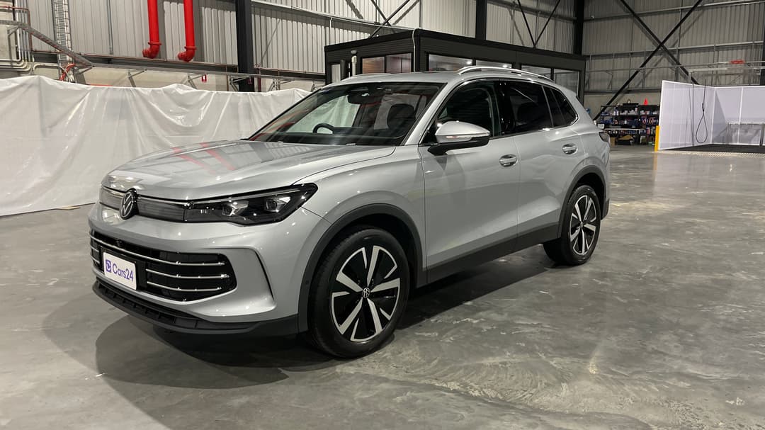 2025 Volkswagen Tiguan 150tsi Elegance, Automatic, 7400 km, Left Front Diagonal (45- Degree) View