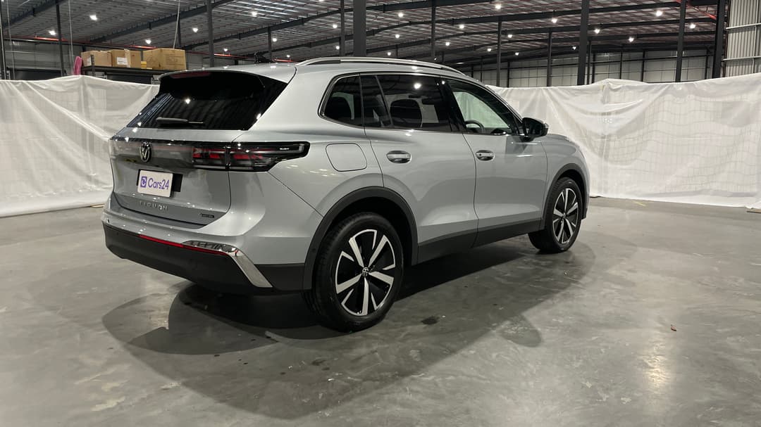 2025 Volkswagen Tiguan 150tsi Elegance, Automatic, 7400 km, Right Back Diagonal (45- Degree) View