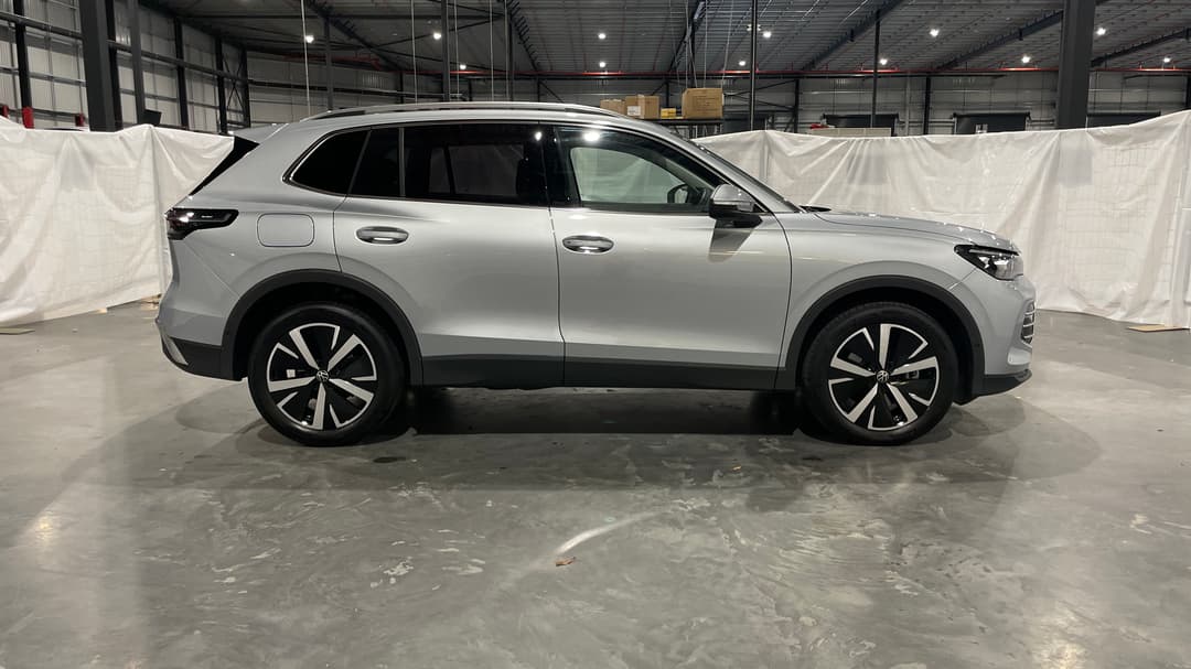 2025 Volkswagen Tiguan 150tsi Elegance, Automatic, 7400 km, Right Side View