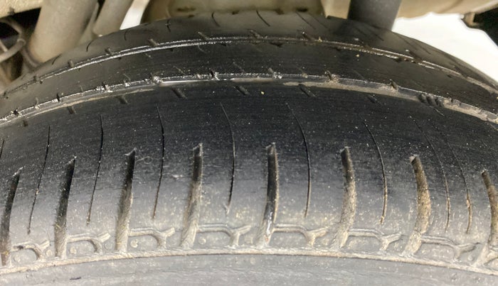 2017 Mahindra Kuv100 K4 6 STR, Petrol, Manual, 58,668 km, Left Rear Tyre Tread