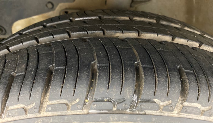 2017 Mahindra Kuv100 K4 6 STR, Petrol, Manual, 58,668 km, Left Front Tyre Tread