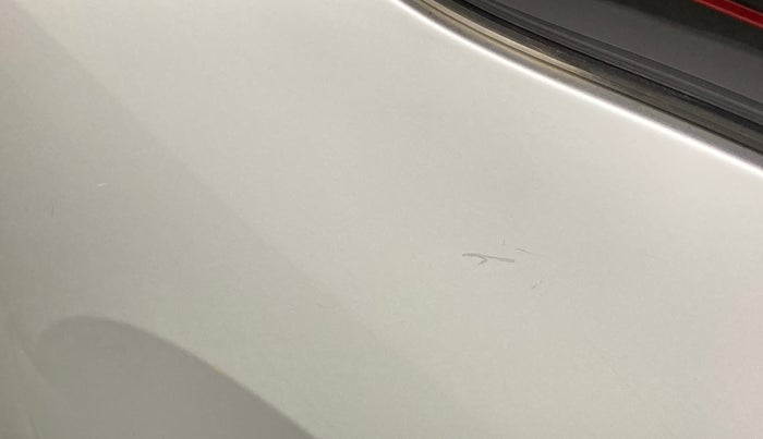 2017 Mahindra Kuv100 K4 6 STR, Petrol, Manual, 58,668 km, Right fender - Minor scratches