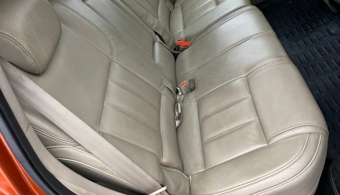 2017 Mahindra XUV500 W10, Diesel, Manual, 50,079 km, Second-row right seat - Cover slightly stained
