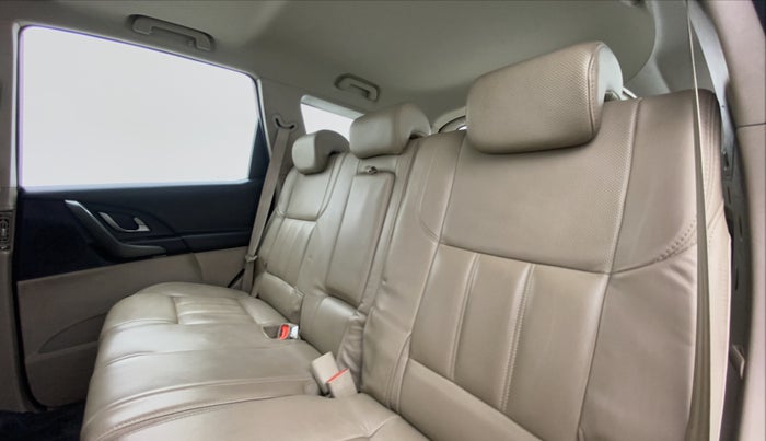 2017 Mahindra XUV500 W10, Diesel, Manual, 50,079 km, Right Side Rear Door Cabin