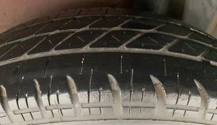 2011 Maruti Ritz VDI, Diesel, Manual, 1,24,712 km, Left Rear Tyre Tread