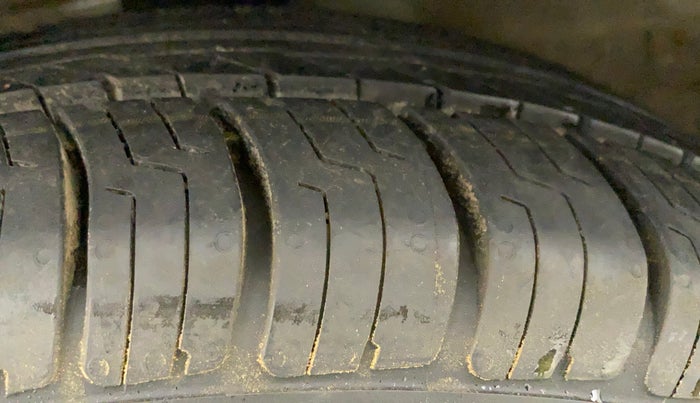 2012 Maruti Ertiga LXI, Petrol, Manual, 1,25,032 km, Left Front Tyre Tread