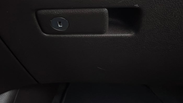 HYUNDAI SANTA FE-Dashboard Glove box Scratch