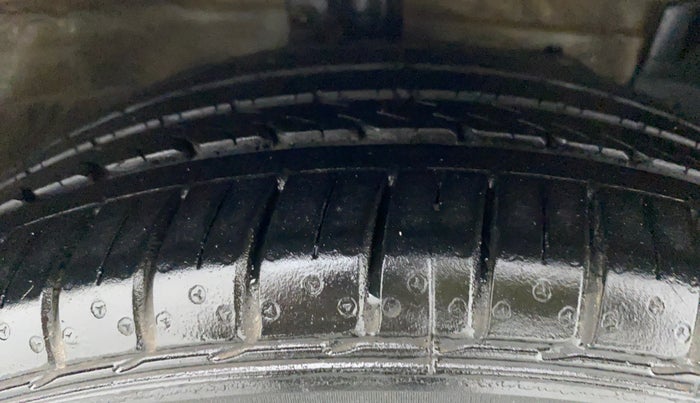 2016 Maruti Ciaz ZDI+ SHVS, Diesel, Manual, 56,758 km, Right Front Tyre Tread