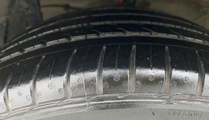 2016 Maruti Ciaz ZDI+ SHVS, Diesel, Manual, 56,758 km, Left Front Tyre Tread