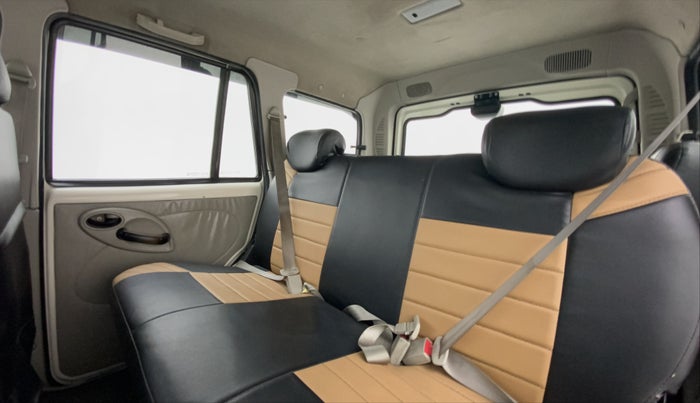 2016 Mahindra Scorpio S2, Diesel, Manual, 1,44,204 km, Right Side Rear Door Cabin